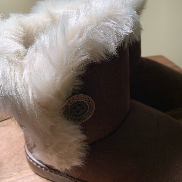 NWNT Girls size 3.5 fur lined boots. - Picture 3 of 9